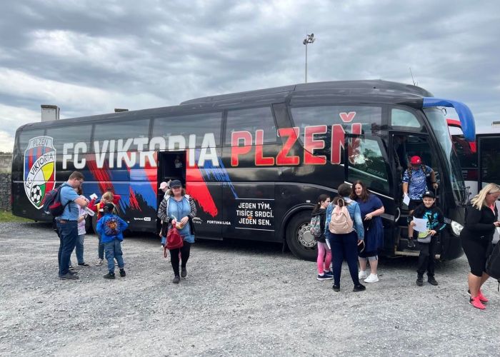 Účastníci na parkovišti před zoo